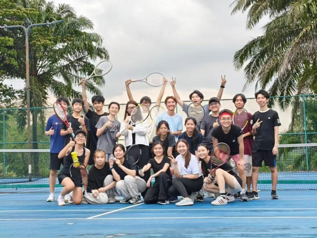 赴马交换生以网球搭“桥”铺中马两校友谊之“路”